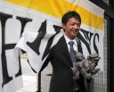 ソフトバンク東浜と新垣光雄シーサー.jpg