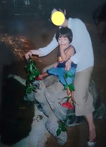 ゾウガメと姪っ子としゅう.jpg